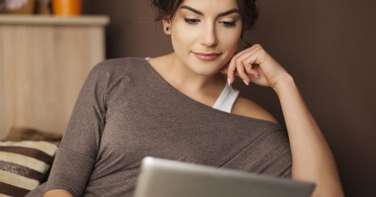 Paciente em teleconsulta acompanhando o tratamento de acne com isotretinoína