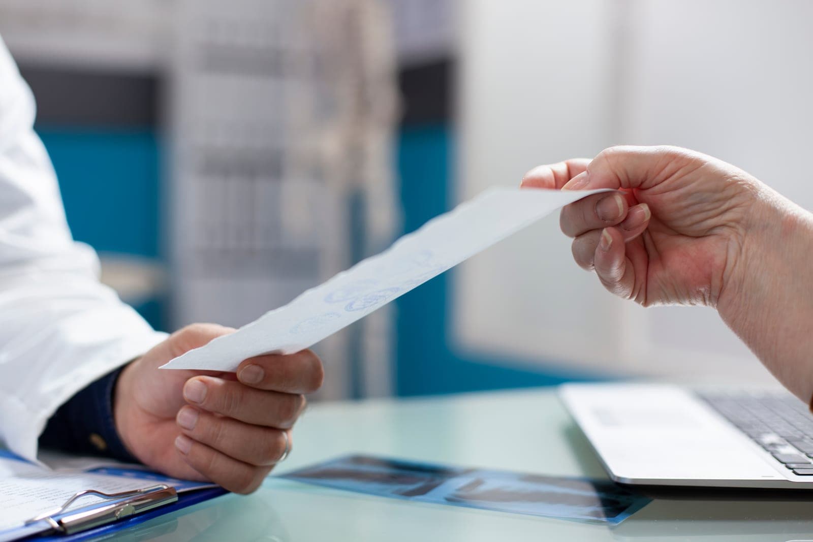 Atestado Médico Online Tem Validade no Trabalho e na Escola? Entenda a Lei
