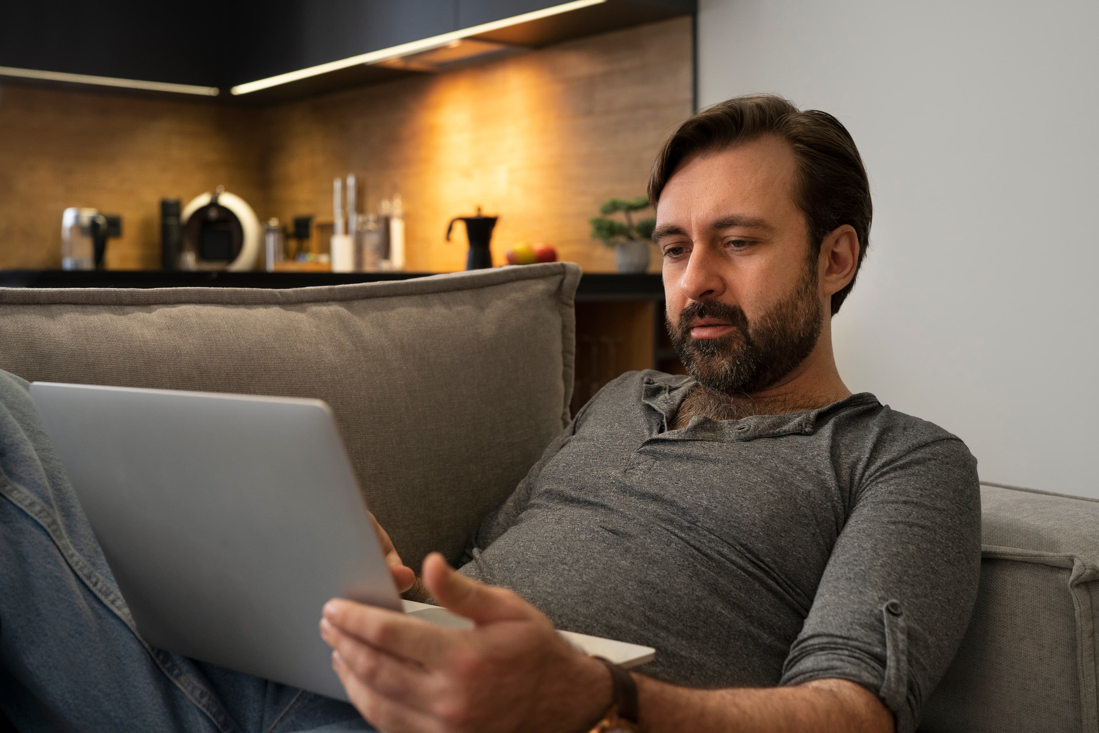 Paciente em casa acompanhando sua saúde cardiovascular pelo notebook