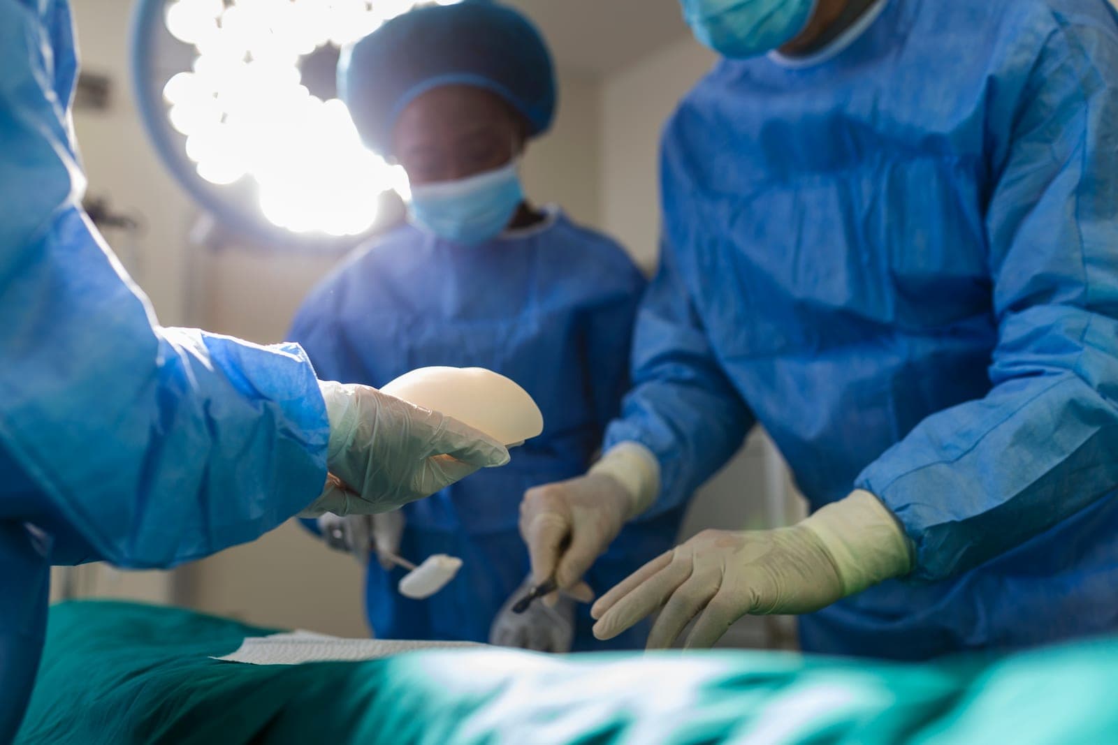 Equipe médica especializada organizando instrumentos antes da realização de um procedimento cardíaco