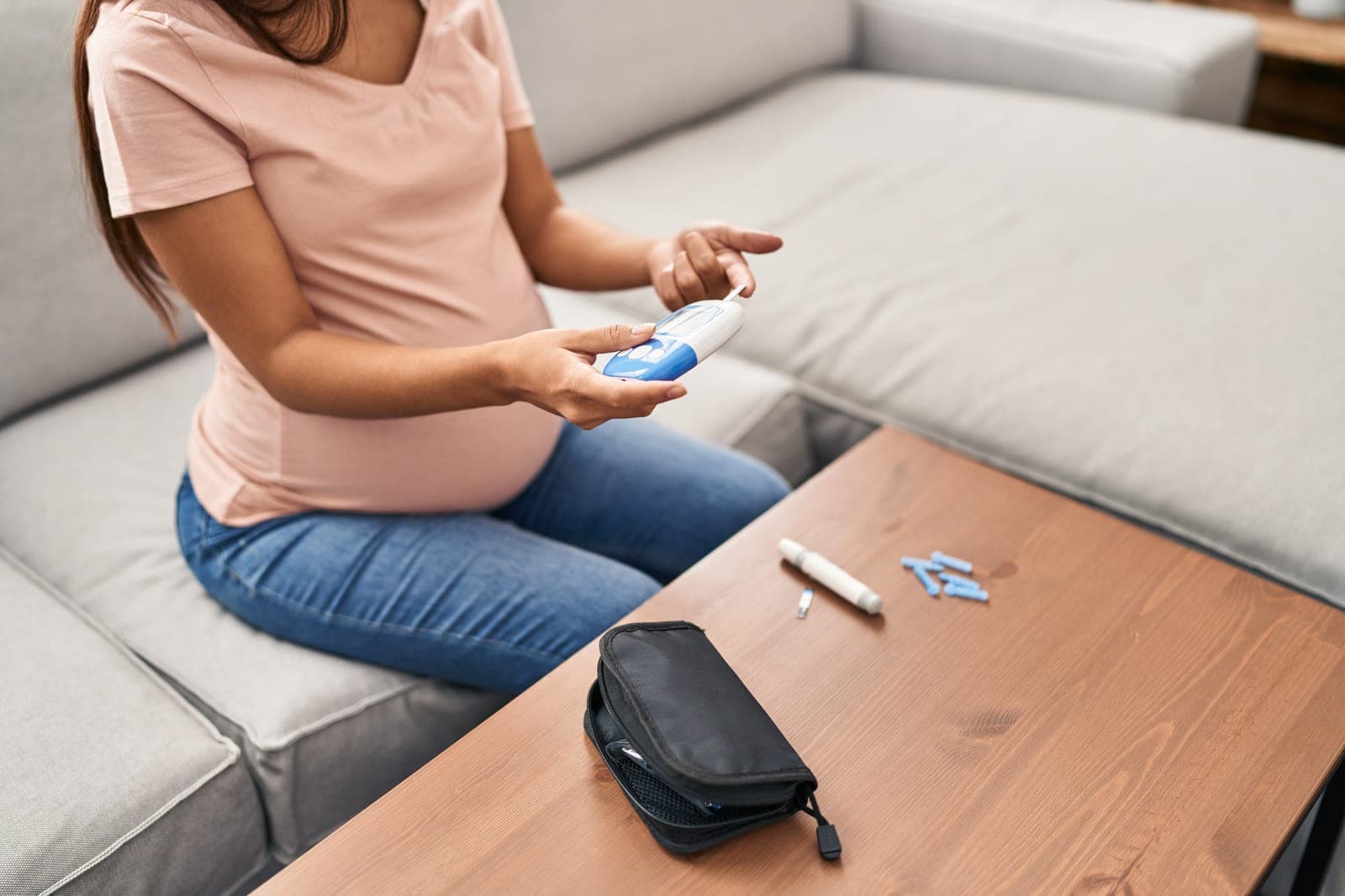 Gestante fazendo o monitoramento da glicemia em casa
