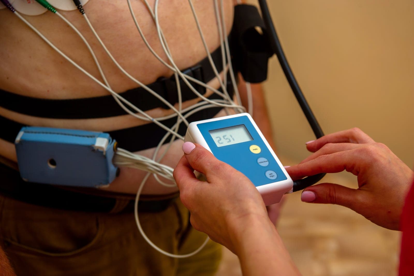 Profissional de saúde posicionando eletrodos do Holter no tórax do paciente