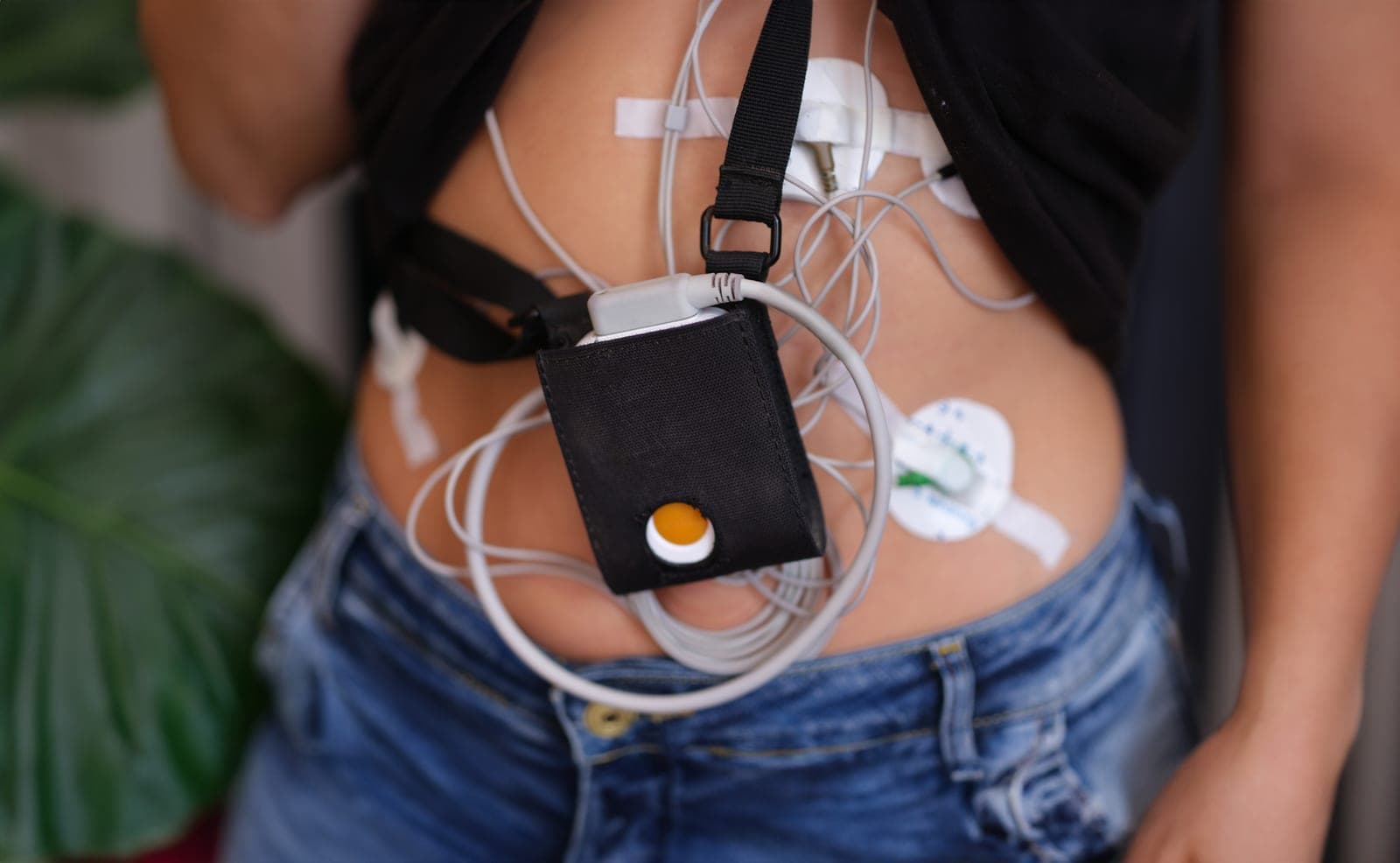 Pessoa em atividades cotidianas utilizando o aparelho de Holter