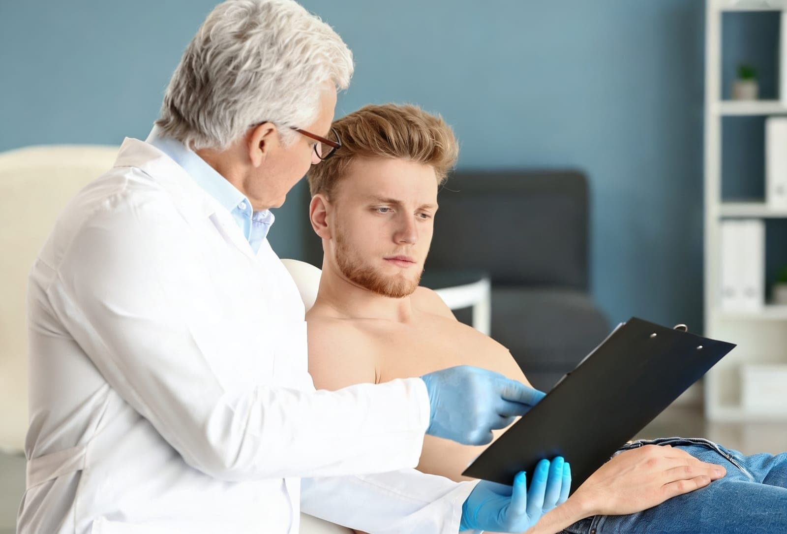 Médico cardiologista examinando paciente jovem
