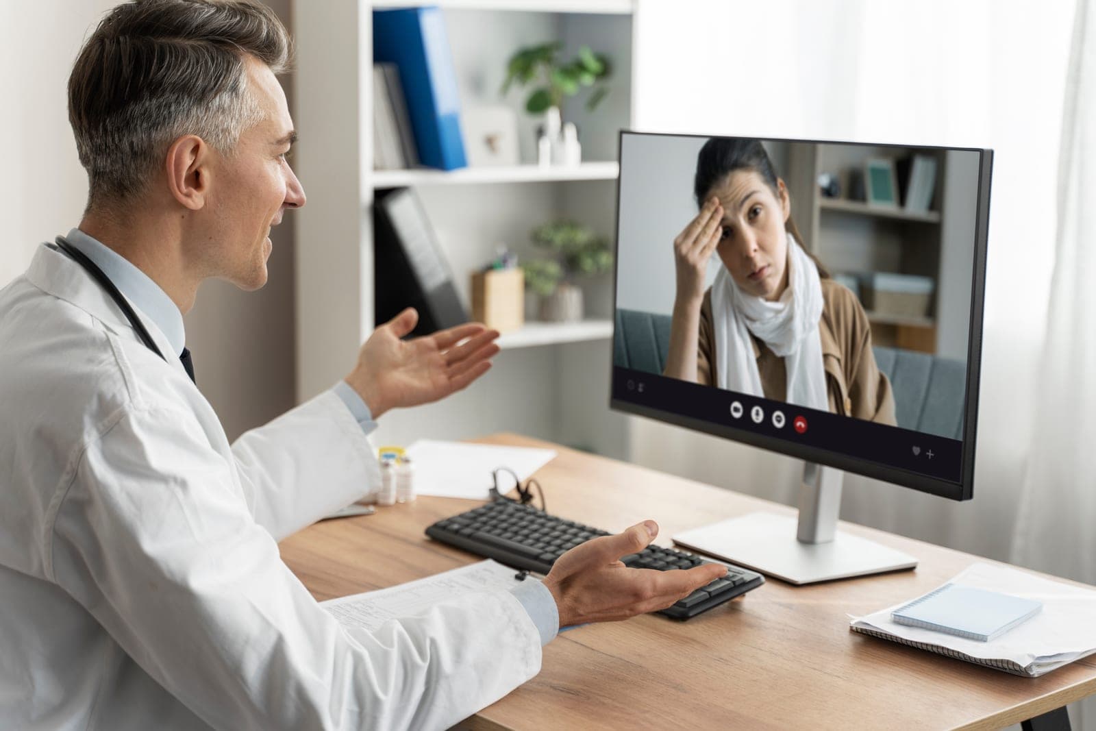 Médico em teleconsulta por videochamada com paciente