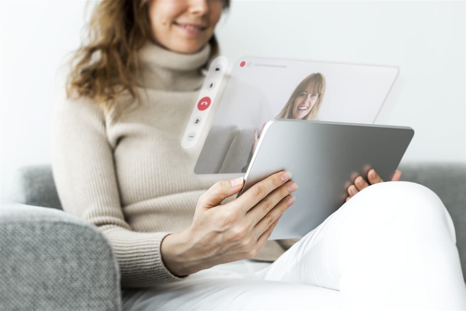 Mulher revisando opções de tratamento hormonal com endocrinologista em teleconsulta pelo tablet