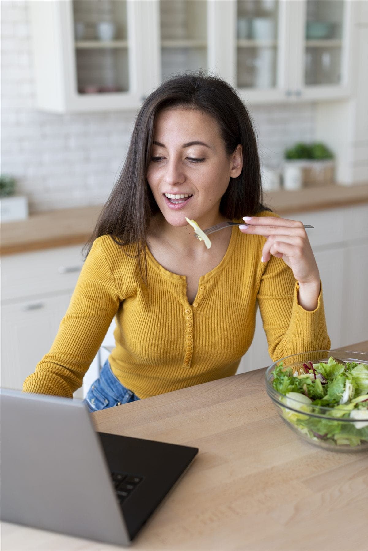 Nutricionista revisando o plano alimentar de hipertrofia com a paciente pelo tablet