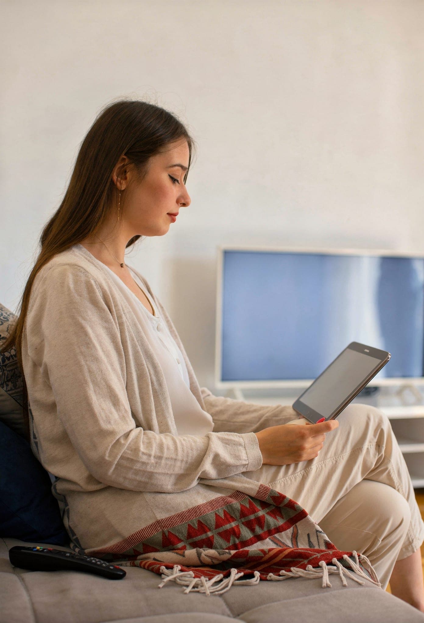 Paciente em casa escolhendo o especialista pela tela do tablet
