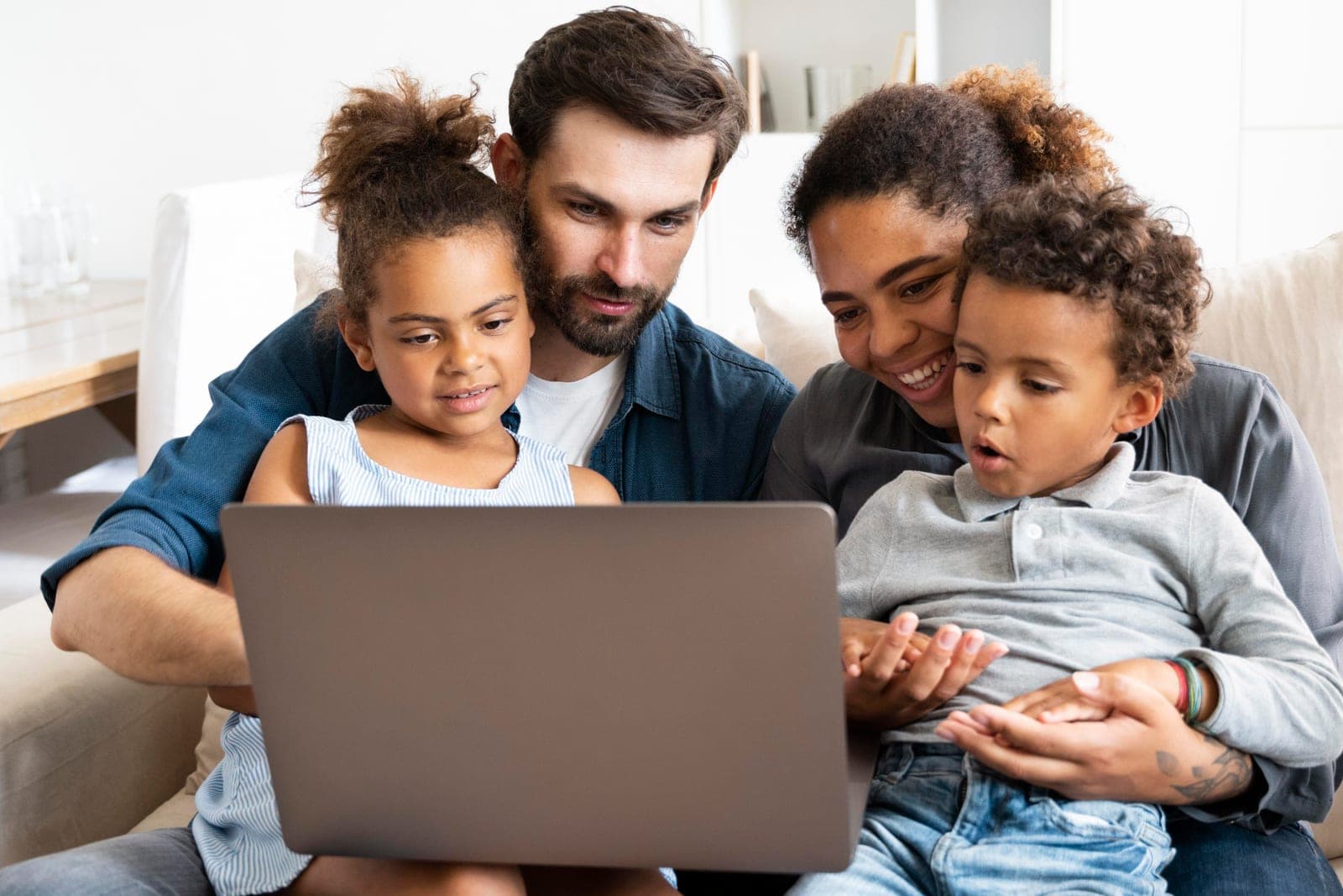 Família reunida no laptop durante o cadastro do filho na Clini+