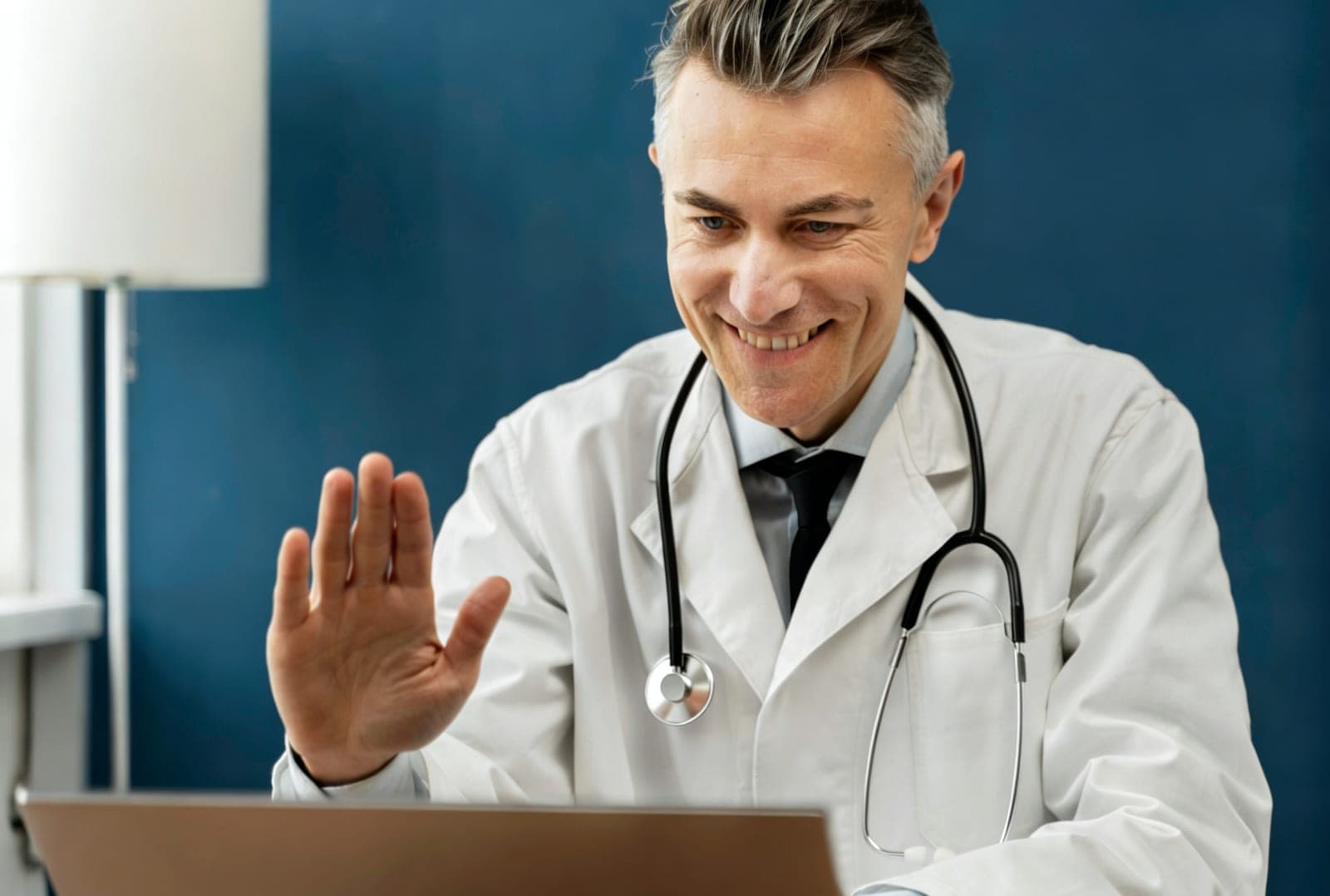 Cardiologista avaliando exame de ECG antes de liberar paciente para cirurgia