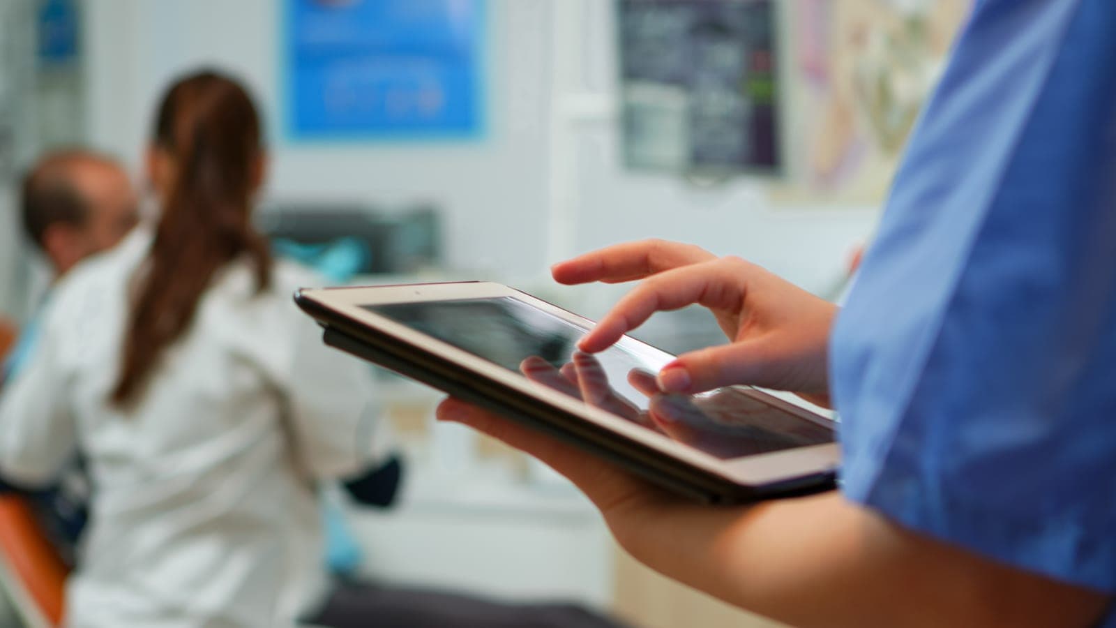 Profissional de saúde acessando dados do paciente pelo tablet com acesso restrito