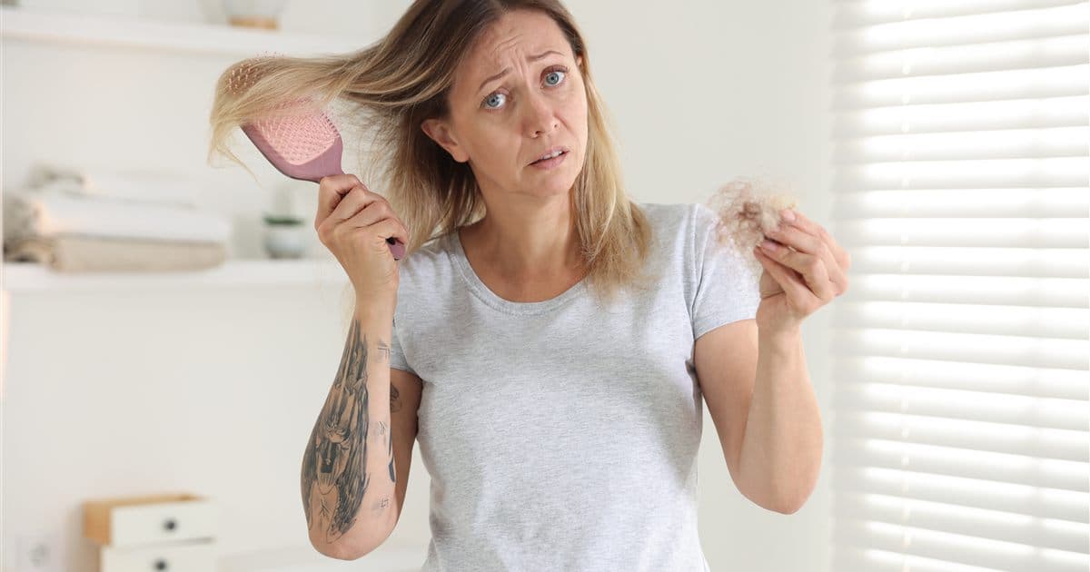 Queda de cabelo: o que é normal e quando procurar um dermatologista