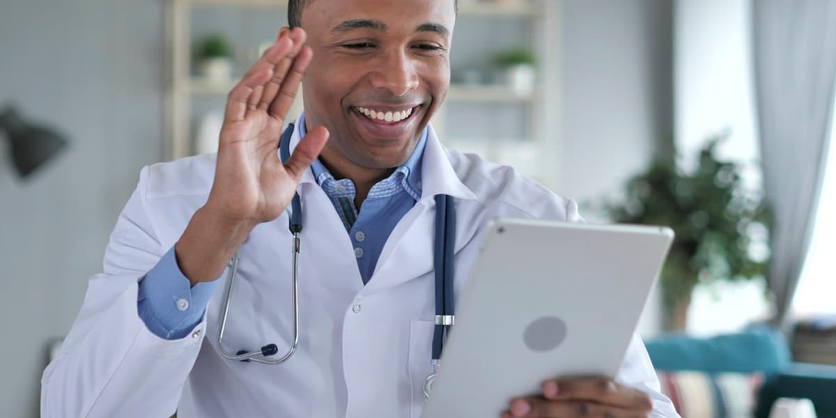 Médico em teleconsulta