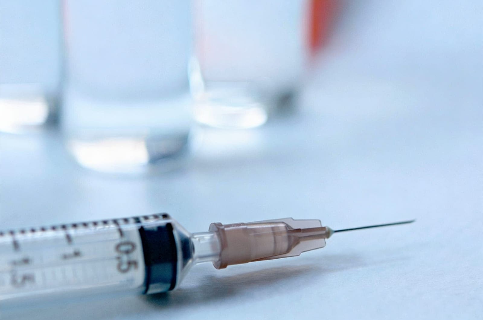Aplicação de medicamento injetável em contexto clínico supervisionado