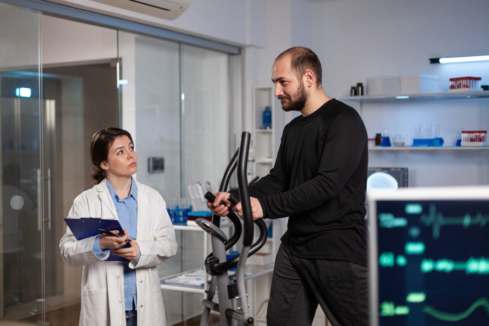Médico monitorando sinais vitais do paciente durante teste ergométrico