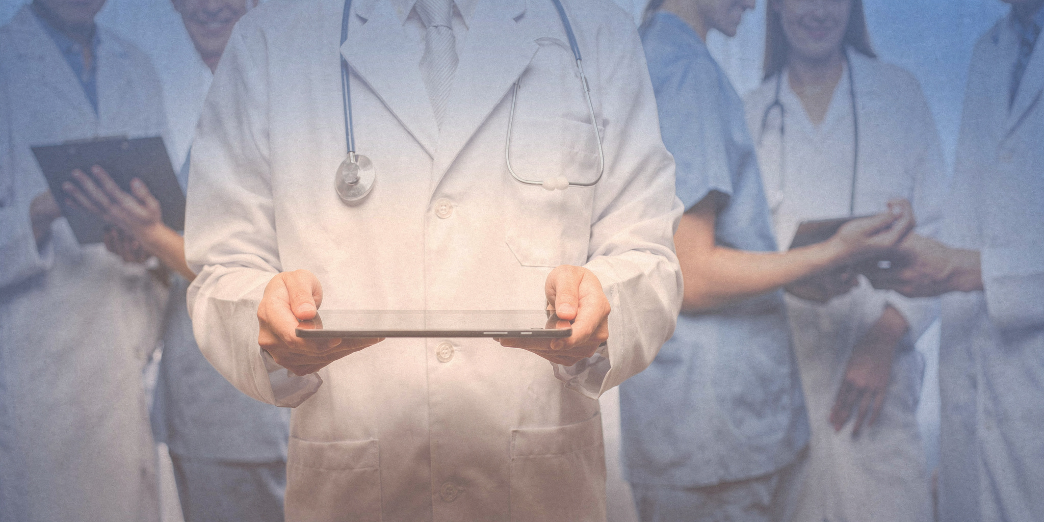 Equipe de saúde analisando dados de paciente em tablet durante avaliação clínica