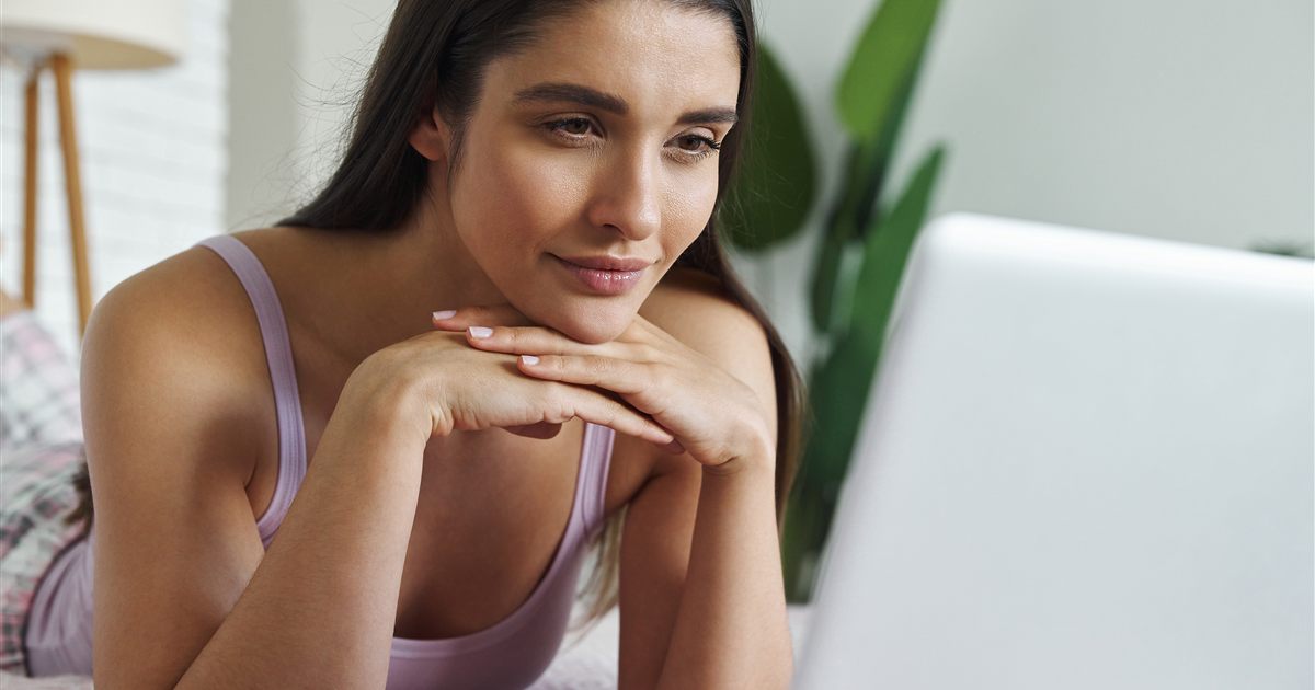 Mulher em teleconsulta acompanhando a evolução do tratamento de melasma